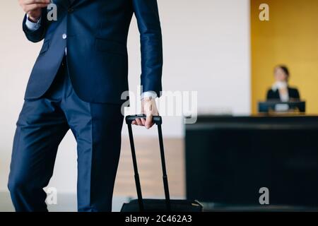 Imprenditore checking out di hotel Foto Stock