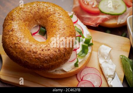 Bagel fatti in casa con guarnizioni Foto Stock