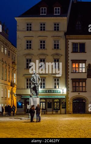 La Judenplatz di notte, con la statua del famoso scrittore tedesco Lessing, a Vienna, in Austria. Foto Stock