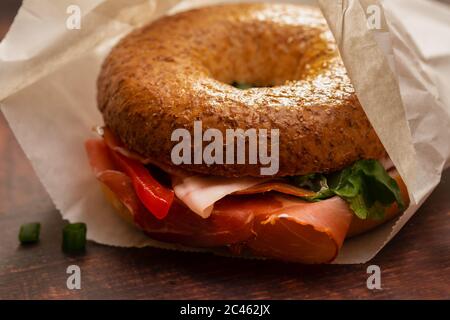 Bagel fatti in casa con guarnizioni Foto Stock