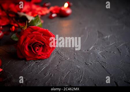 Red Rose, petali di fiori e candele, accessori di datazione, boxed doni, cuori, paillettes Foto Stock