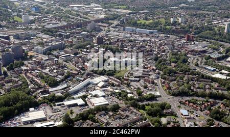 Vista aerea di Stockport che guarda lungo Hall Street con Brookside Industrial Estate & Hempshaw Industrial Estate in primo piano e il centro città dietro Foto Stock