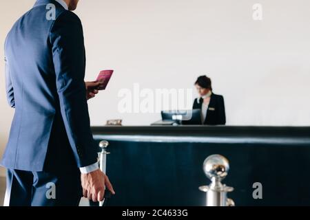 Imprenditore il check in presso la reception dell'hotel Foto Stock