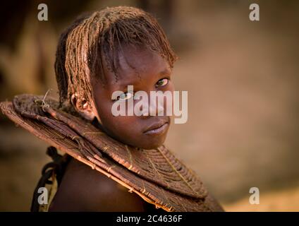 Una ragazza pokot indossa grandi collane fatte con i gambi di erba di scissone, Baringo contea, Baringo, Kenya Foto Stock