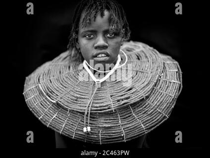 Una ragazza pokot indossa grandi collane fatte con i gambi di erba di scissone, Baringo contea, Baringo, Kenya Foto Stock