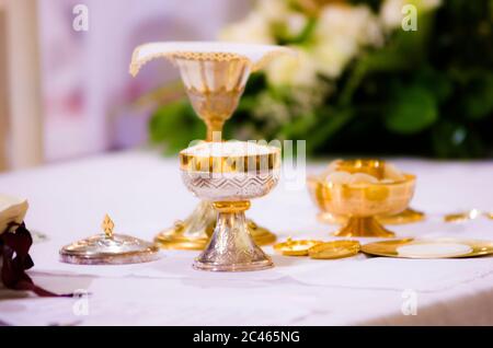 altare con ostia consacrata che diventa corpo di gesù cristo e calice per il vino, sangue di cristo, nella chiesa di francesco papa a roma Foto Stock