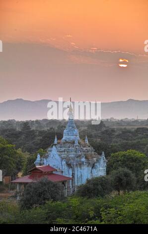 Vista al tramonto sulle pianure di Bagan, Myanmar con luce calda e soffusa, templi buddisti Foto Stock