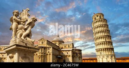 Vista della Torre Pendente romanica di Pisa, del Campanile, Piazza del Miracoli, Pisa, Italia Foto Stock