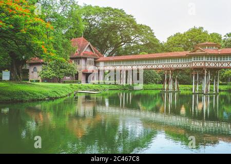 Mareerajaratanabulung Residence e collegamento in legno percorso nel Palazzo Sanamchandra, provincia di Nakhon Pathom, Thailandia. Foto Stock