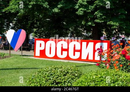 Donetsk, Donetsk Repubblica popolare Ucraina - 24 giugno 2020: Grande iscrizione Russia su Piazza Lenin nel verde. Una folla si è schierata lungo Artyom Str Foto Stock
