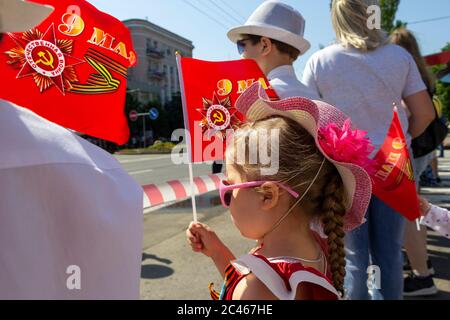 Donetsk, Donetsk Repubblica popolare Ucraina - 24 giugno 2020: I bambini piccoli si levano in piedi con bandiere e attendono la mostra di veicoli armati durante il vincitore Foto Stock