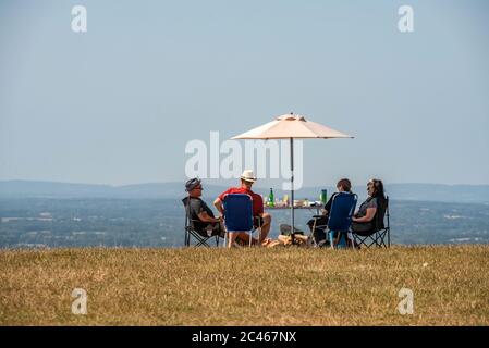 Brighton UK, 23 giugno 2020: L'incredibile tempo che si gode da persone a Devil's Dyke in cima al South Downs, appena a nord di Brighton, guardando Foto Stock