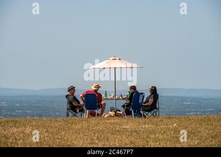 Brighton UK, 23 giugno 2020: L'incredibile tempo che si gode da persone a Devil's Dyke in cima al South Downs, appena a nord di Brighton, guardando Foto Stock