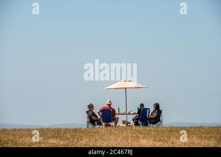 Brighton UK, 23 giugno 2020: L'incredibile tempo che si gode da persone a Devil's Dyke in cima al South Downs, appena a nord di Brighton, guardando Foto Stock