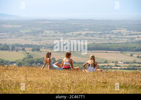 Brighton UK, 23 giugno 2020: L'incredibile tempo che si gode da persone a Devil's Dyke in cima al South Downs, appena a nord di Brighton, guardando Foto Stock