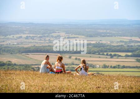 Brighton UK, 23 giugno 2020: L'incredibile tempo che si gode da persone a Devil's Dyke in cima al South Downs, appena a nord di Brighton, guardando Foto Stock