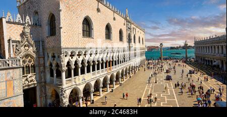 Il XIV secolo in stile gotico facciata orientale del Palazzo Ducale su Piazza San Marco e il Palazzo Ducale, Venezia Italia Foto Stock