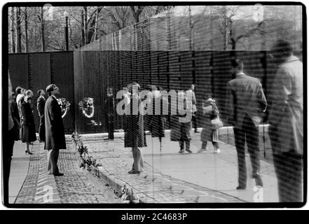 Il Vietnam Veterans Memorial è un monumento nazionale degli Stati Uniti di 2 acri (8,093.71 m²) a Washington, D.C. onora i membri del servizio delle forze armate statunitensi che hanno combattuto nella guerra del Vietnam, membri del servizio che sono morti in servizio in Vietnam/Sud-Est asiatico, e quei membri del servizio che non erano stati considerati durante la guerra. Foto Stock