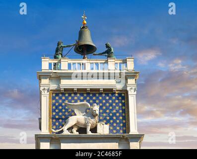 Vista sulla cima della torre dell'orologio astrologico di Torre dell'Orologio, Piazza San Marco, San Marco, Venezia, Foto Stock