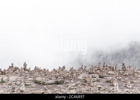 Gruppo di apachetas spirituali (pila di pietra) in bella nebbia serena. Salinas e Aguada Blanca Riserva Nazionale, Altiplano peruviano vicino Colca Cany Foto Stock