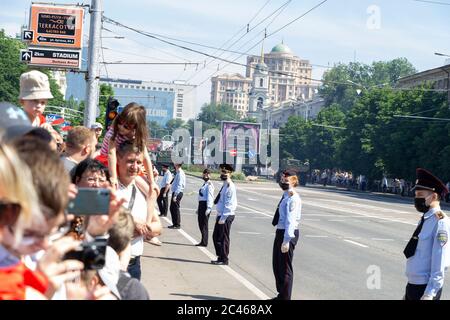 Donetsk, Donetsk Repubblica popolare Ucraina - 24 giugno 2020: Una folla di persone con donne e bambini scatta foto e video durante il movimento di Foto Stock