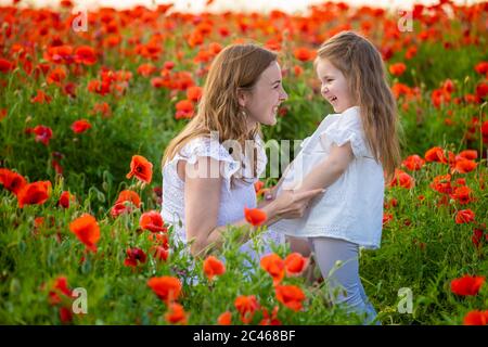 Bella madre e sua figlia in primavera papavero campo di fiori, repubblica Ceca Foto Stock