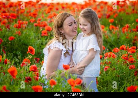 Bella madre e sua figlia in primavera papavero campo di fiori, repubblica Ceca Foto Stock