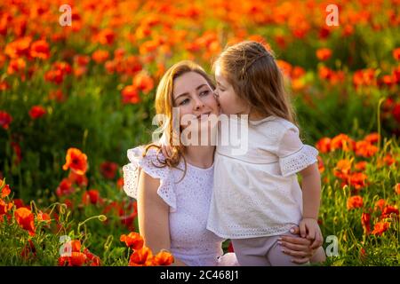 Bella madre e sua figlia in primavera papavero campo di fiori, repubblica Ceca Foto Stock