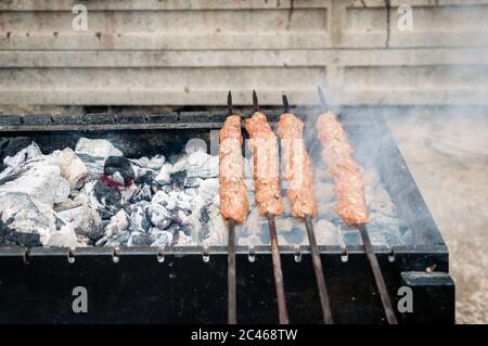 Kebab crudi pronti per essere grigliati Foto Stock