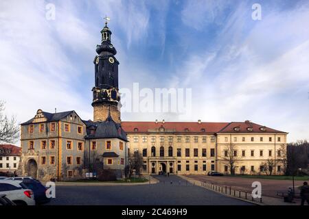 Schloss Weimar circondato da auto sotto il cielo blu nuvoloso a Weimar, Turingia, Germania Foto Stock