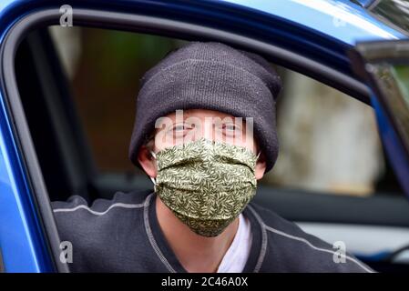 Giovane uomo in maschera di blocco. Foto Stock