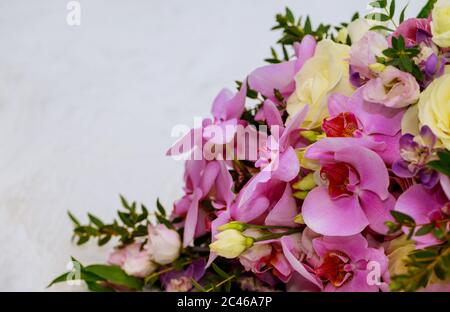 Bouquet di nozze da iris viola isolato su sfondo bianco. Foto Stock