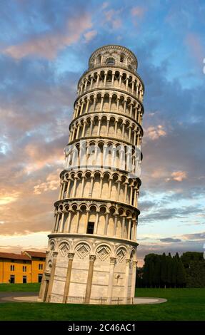 Vista della Torre Pendente romanica di Pisa, del Campanile, Piazza del Miracoli, Pisa, Italia Foto Stock