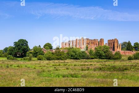 Le rovine del castello di Kenilworth dal sud-ovest da Great Mere, Warwickshire, Inghilterra Foto Stock