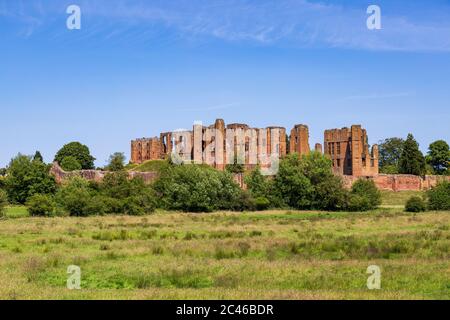Le rovine del castello di Kenilworth dal sud-ovest dal Great Mere, Warwickshire, Inghilterra Foto Stock