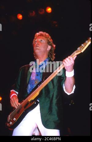Straniero sul palco a Wembley Arena, Londra 1985,il bassista Richard Wills Foto Stock