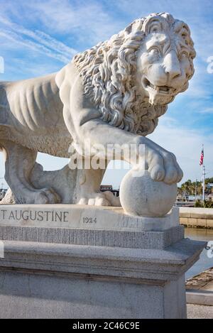 Statua di leone in marmo bianco di Carrara sul Ponte dei Leoni sopra la Baia di Matanzas nella storica Old Town St, Augustine, Florida. (STATI UNITI) Foto Stock