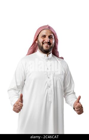 Sorridente ritratto di uomo arabo isolato su sfondo bianco studio. Nazionalità, cultura, inclusione, diversità. Uomo d'affari sicuro in abiti tradizionali mediorientali con foulard. Affari. Foto Stock