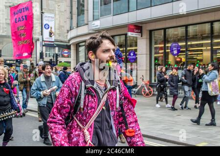 LONDRA/INGHILTERRA – FEBBRAIO 22 2020: Estinzione i manifestanti della ribellione suonano la batteria durante il febbraio 2020 marzo insieme ai genitori 4 futuri Foto Stock