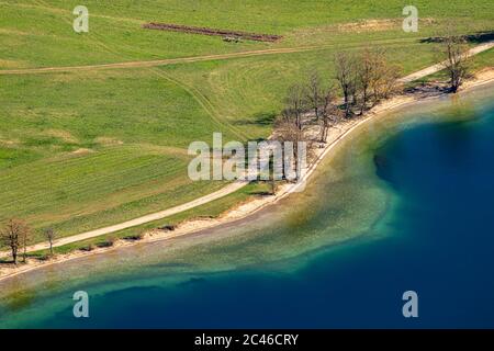 Sentiero escursionistico vicino al lago di Bohinj in primavera Foto Stock