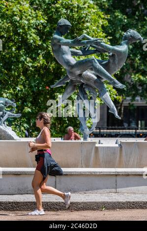 Londra, Regno Unito. 24 Giugno 2020. Prendere il sole, fare esercizio e picnic - il giorno più caldo dell'anno finora in Hyde Park come il Coronavirus Lockdown continua a rilassarsi. Credit: Guy Bell/Alamy Live News Foto Stock