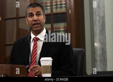 Washington, Stati Uniti. 24 Giugno 2020. Il presidente della Federal Communications Commission (FCC) Ajit Pai testimonia un'audizione dinanzi al Comitato del Senato per il Commercio, la Scienza e i Trasporti presso il Palazzo dell'Ufficio del Senato di Russell a Washington, DC mercoledì 24 giugno 2020. Il comitato ha tenuto un'audizione per esaminare la vigilanza della Commissione federale delle comunicazioni. Foto in piscina di Alex Wong/UPI Credit: UPI/Alamy Live News Foto Stock