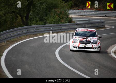 Skradin Croazia, giugno 2020 Racing Citroen C3 in salita su una collina, dipinto in rosso tigre camo bianco Foto Stock