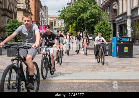 Glasgow, Scozia, Regno Unito. 24 Giugno 2020. Ciclisti in via Buchanan. Il governo scozzese ha annunciato il 18 giugno un ulteriore allentamento delle regole di blocco del coronavirus con l'inizio della seconda fase di una transizione di quattro parti dalla chiusura. Credit: Notizie dal vivo SKULLY/Alamy Foto Stock