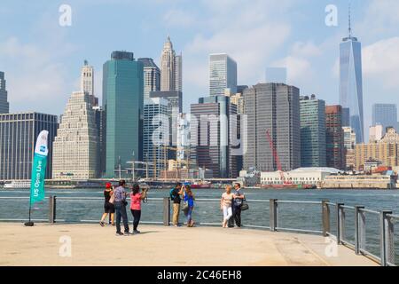 NEW YORK CITY, USA - 31 AGOSTO 2014: Persone che scattano foto con lo skyline di New York sullo sfondo Foto Stock