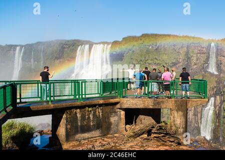 Foz do Iguacu, Brasile - 21 giugno 2020: Turisti in visita al Parco Nazionale di Iguacu - il parco è stato riaperto il 10 giugno Foto Stock