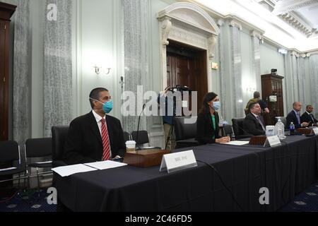 Washington, Stati Uniti d'America. 24 Giugno 2020. Ajit Pai, presidente della Federal Communications Commission (FCC), a sinistra, testimonia con altri commissari FCC durante un'audizione di supervisione del Comitato del Senato degli Stati Uniti per il Commercio, la Scienza e i Trasporti per esaminare la Federal Communications Commission a Washington, DC il 24 giugno 2020. Credit: Jonathan Newton/Pool via CNP | Usage worldwide Credit: dpa/Alamy Live News Foto Stock