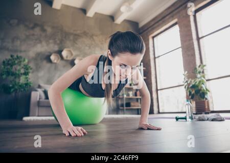 Closeup foto di bella donna hobby quarantena formazione casa pilates dinamici che si allungano le gambe praticanti su poggia palla fit spingere-up esercizio bicipite Foto Stock