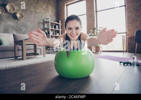 Foto di bella donna hobby di quarantena formazione rimanere casa pilates dinamica che si estende la casa pratica che si trova sulla palla di forma fare esercizi per l'addome Foto Stock