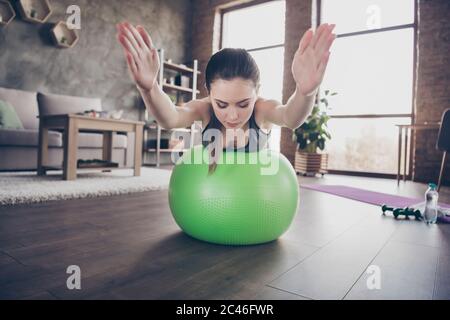 Closeup foto di bella donna hobby di quarantena formazione rimanere casa pilates dinamici che si allungano praticando il fitness casa giacendo su palla di forma fare esercizi Foto Stock